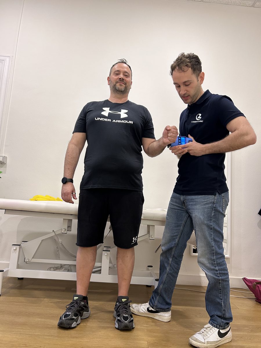 Test di forza con dinamometro nello studio Lambda Clinic